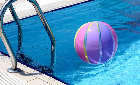 Beachball and swimmingpool